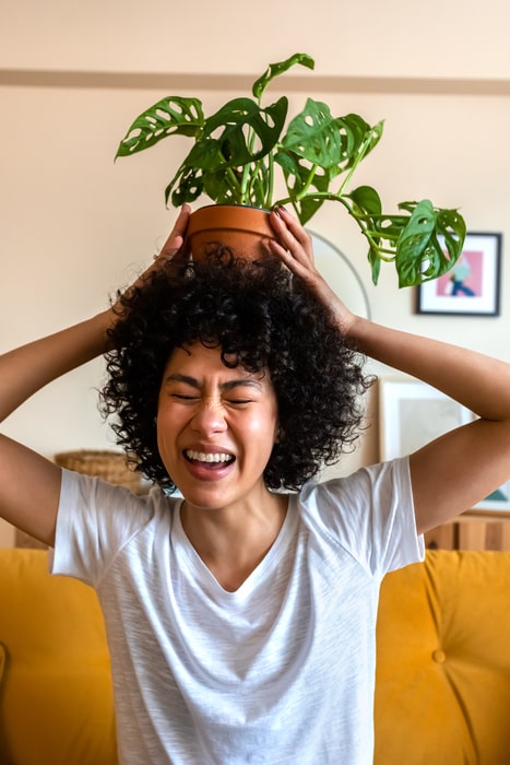 Mujer con planta de Arte con Sentido