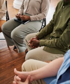 Terapia Grupal -Tu Sentido Grupo de pacientes que asisten a un curso de psicología sentados en círculo durante la sesión y escuchando a la persona que describe su problema o preocupación